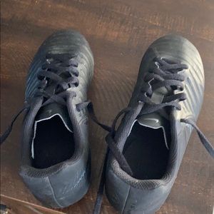 Women soccer shoe in good condition only use twice